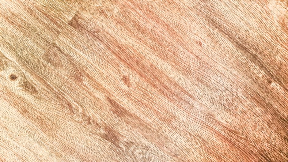 Három padlótípus mintadarabja egymás mellett: laminált, vinyl és parketta
